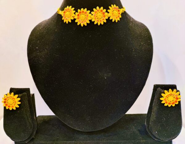 small flower sleek choker
