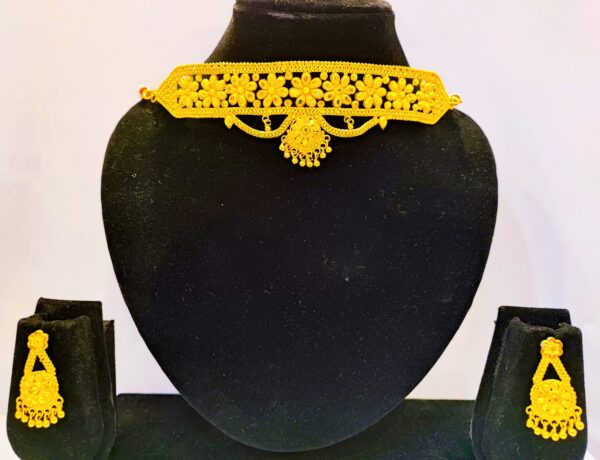 Gorgeous belt choker with pendant
