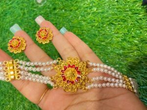 Flower pendant pearl choker