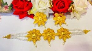 small flower with pearl belt choker