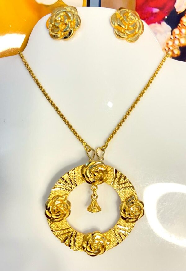 Circle Roses Motive Chain with pendant and earset