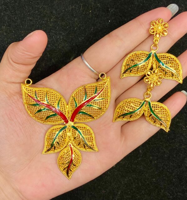 Leaf Motive Tarsel with pendant and earset