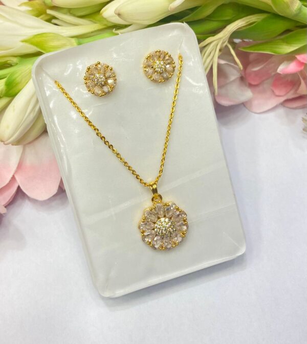Ad Daisy Flower motive Chain with pendant and ear set