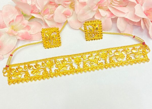 Small Daisy Flower With Leafs Choker