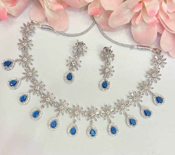 Flowers motive blue stone necklace
