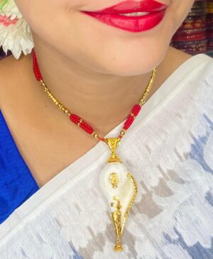 Shankho  pendant with tarsel