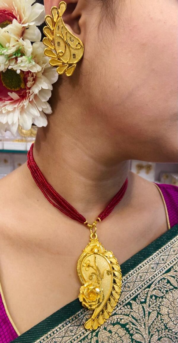 Shankho design pendant with tarsel with ear set