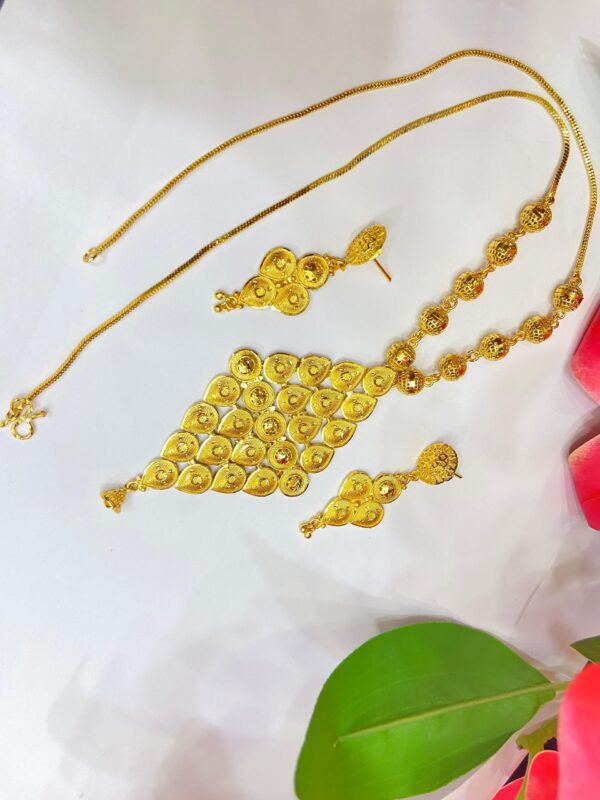 Sleek designer chain pendant