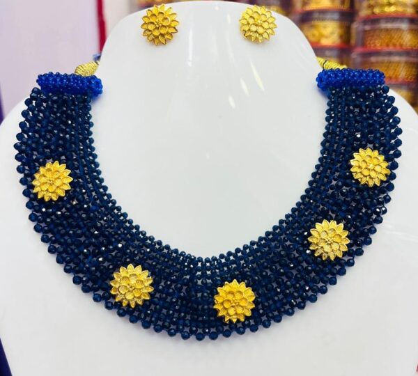 Daisy flower design blue crystal necklace