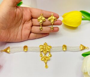 Gold replica design pearl choker