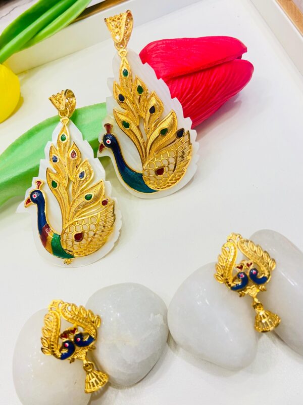 Mayur Stylish shell pendant and ear set