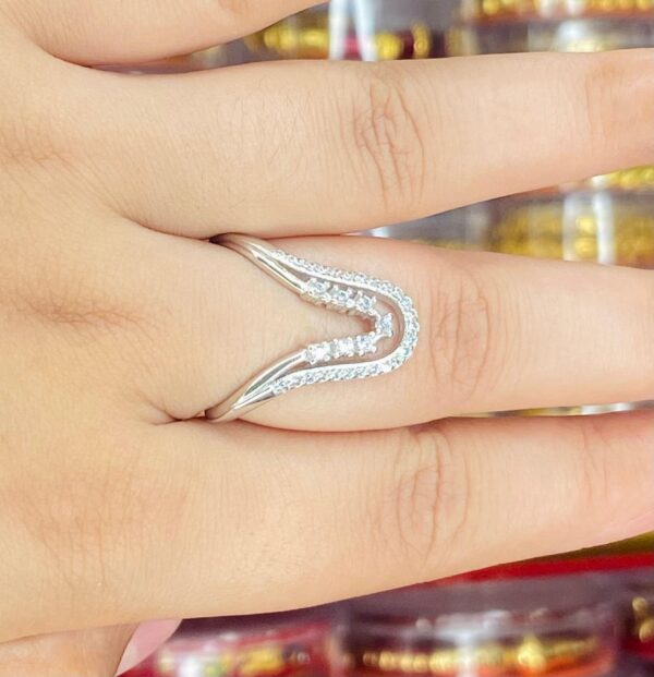 Silver stony duo curve finger ring