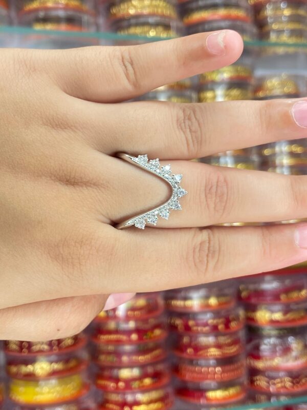 Silver stony curve finger ring