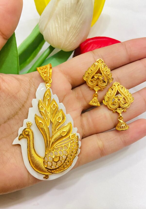 Mayur Stylish shell pendant and ear set