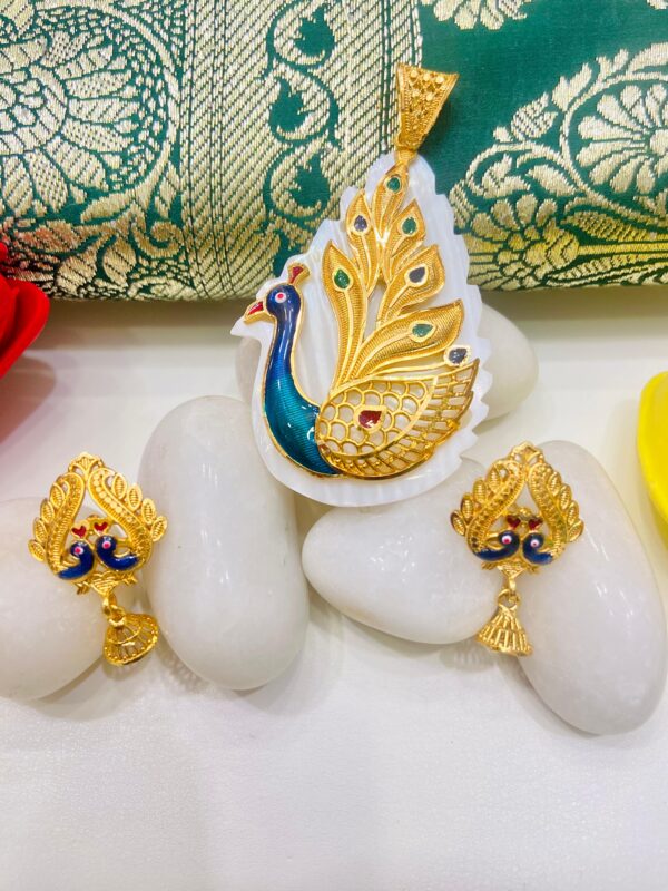 Mayur Stylish shell pendant and ear set
