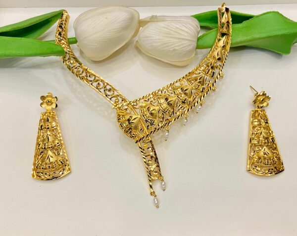 The Y deisgner hasuli cum necklace