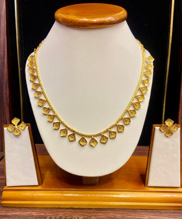 Leafy chatai necklace