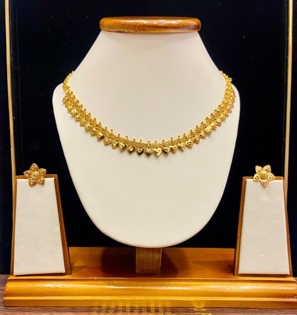 Leaf pattern sleek necklace
