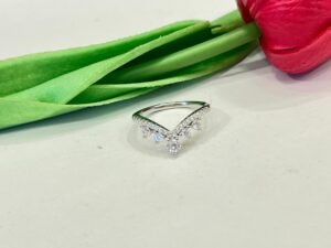 92.5 Silver Stylish V Shape Dot Stone Finger Ring (Size-14)