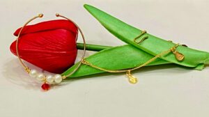 Avira Red Pearl with rain drops chain nose ring