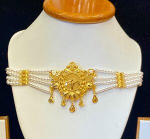 Gold Replica Pearl Choker