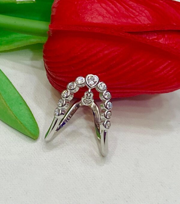 92.5 Silver Heart Shape Circle Design V Finger Ring