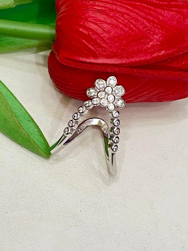 92.5 Silver Round Flower Shape V Finger Ring