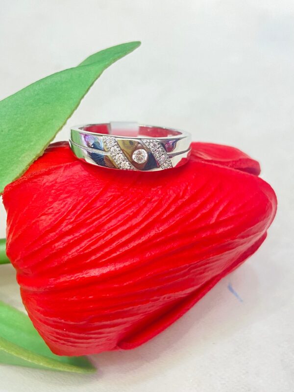 92.5 Leaf Stone Design Round Shape Finger Ring