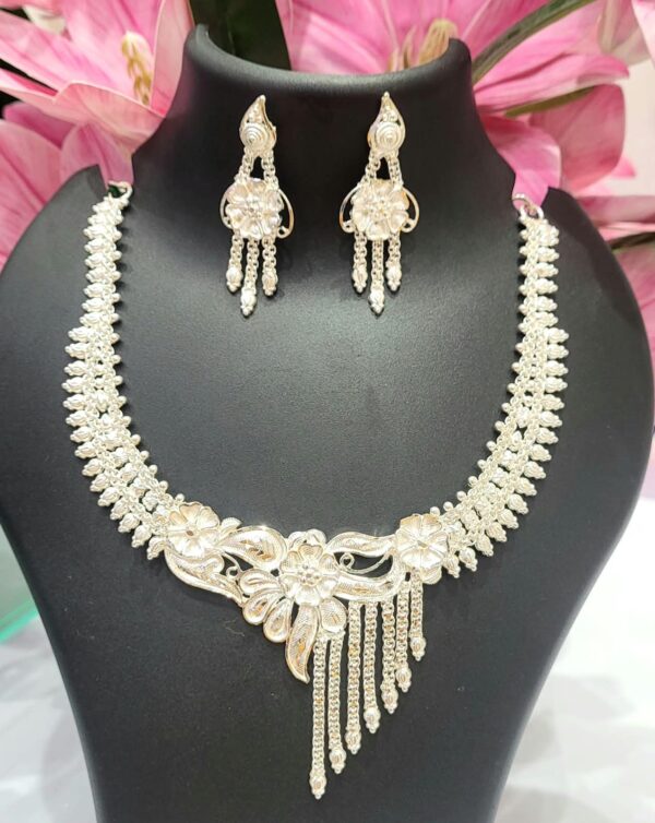 92.5 Pure Silver Floral Kolka Design Necklace With Earrings